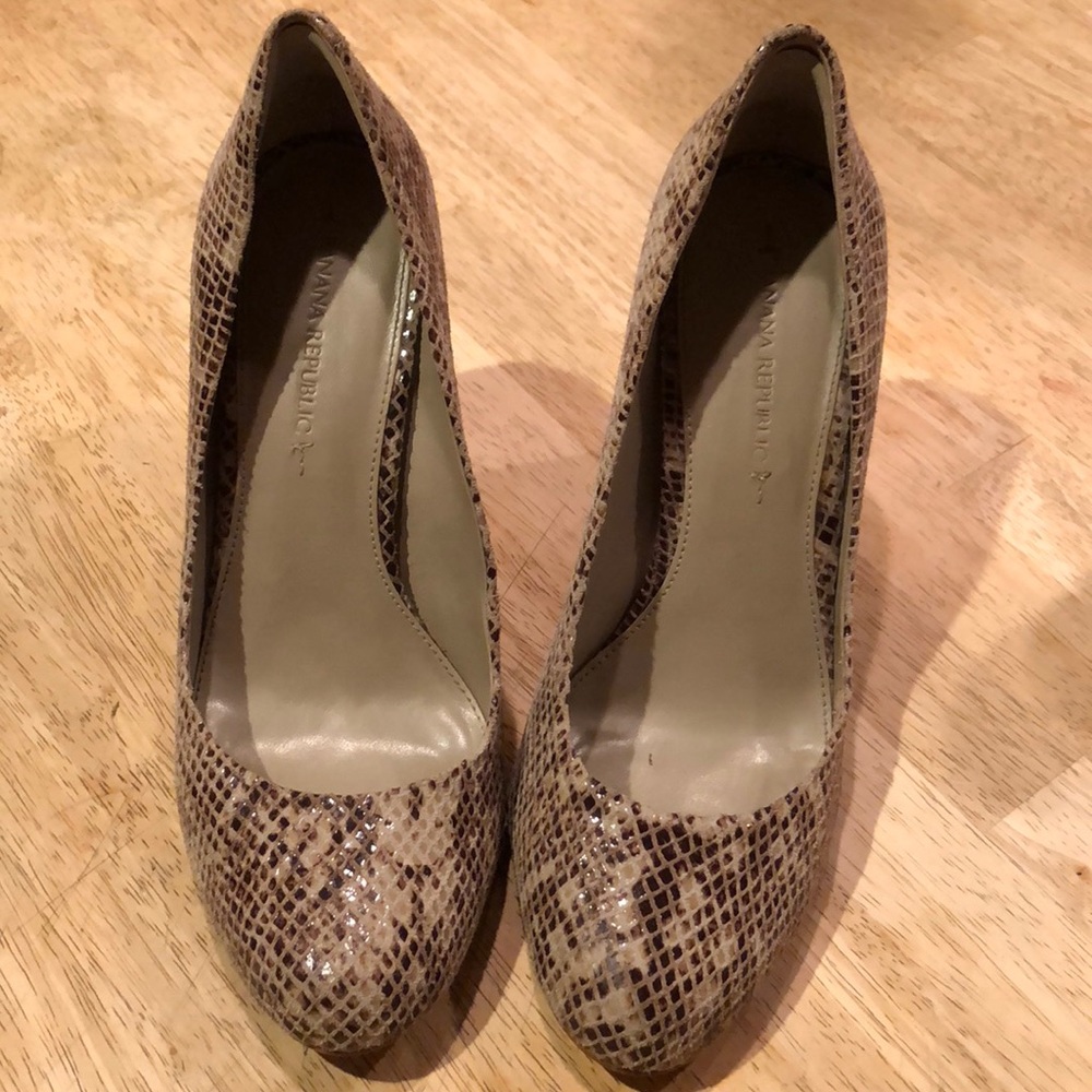 Adorable pair of sz 7 banana republic snake pumps
